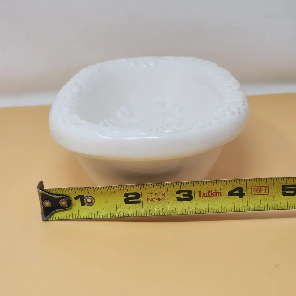 Set Of 2 White Ceramic Floral Soap‎ Dishes With Embossed Design Bathroom Decor